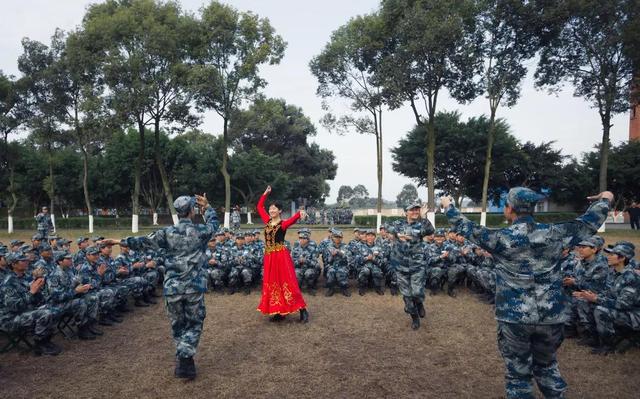 最复杂的女兵训练（少数民族女兵的新训心路）(2)