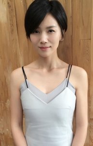 ​曹曦文年轻照片高清(离婚后独自抚养女儿不后悔)