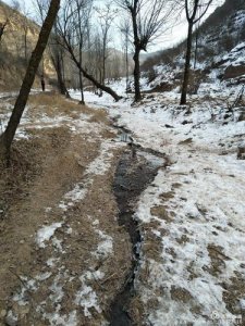 ​沟渠里的积雪化得快的一面是哪面（沟渠里的积雪化得快的原因）