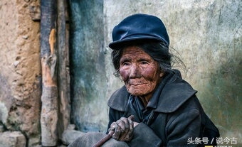 实拍大凉山彝族人的生活，女人干活男人晒太阳聊天