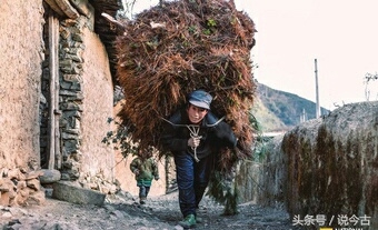 实拍大凉山彝族人的生活，女人干活男人晒太阳聊天