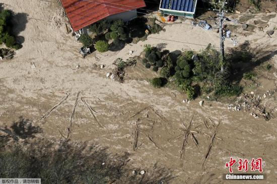 本地时候10月15日，台风“海贝思”登岸日本三黎明，日本宫城县偏僻地域丸盛市流民在地上写出“水、食物”字样追求帮帮。据报讲，依据最新统计数据，台风“海贝思”已在日本形成起码74人牺牲，12人丢失。没有少受灾区域依然与外界隔断，断电断水断粮。