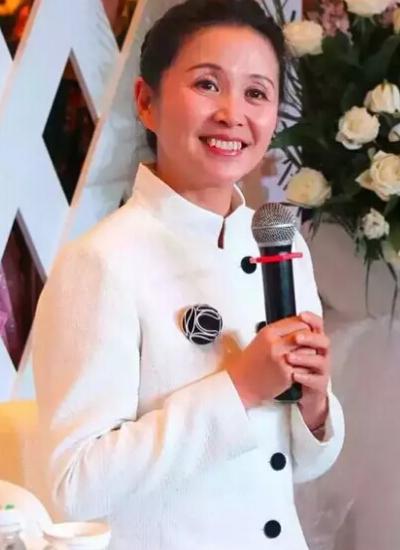 黄涵的女儿亮相母亲节开场 黄菡个人资料