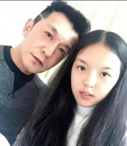 ​李咏女儿当演员惹争议，被网友质疑回国捞金