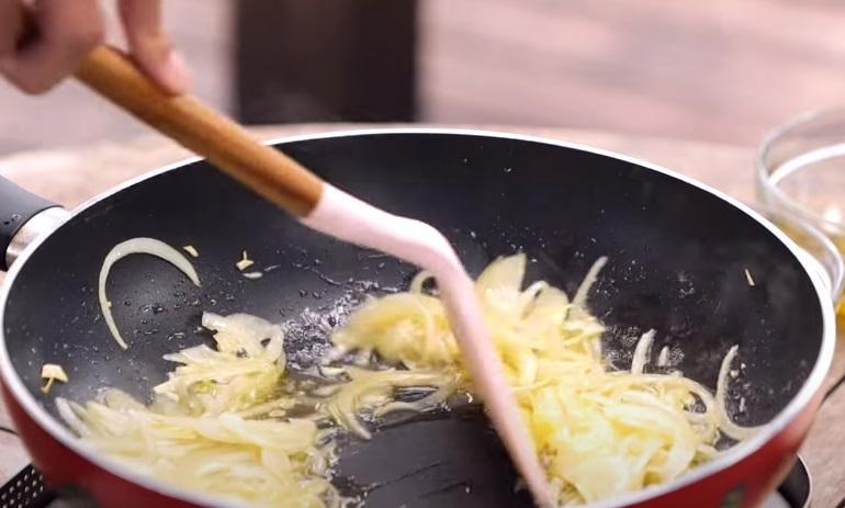 马铃薯蛋饼披萨怎么做 酥脆牵丝10分钟上桌