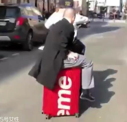 supreme与rimowa日默瓦联名行李箱发售时间_在哪买