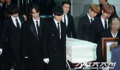 ​SHINee已故成员金钟铉出殡，众好友送别，泰妍、允儿当场痛哭。