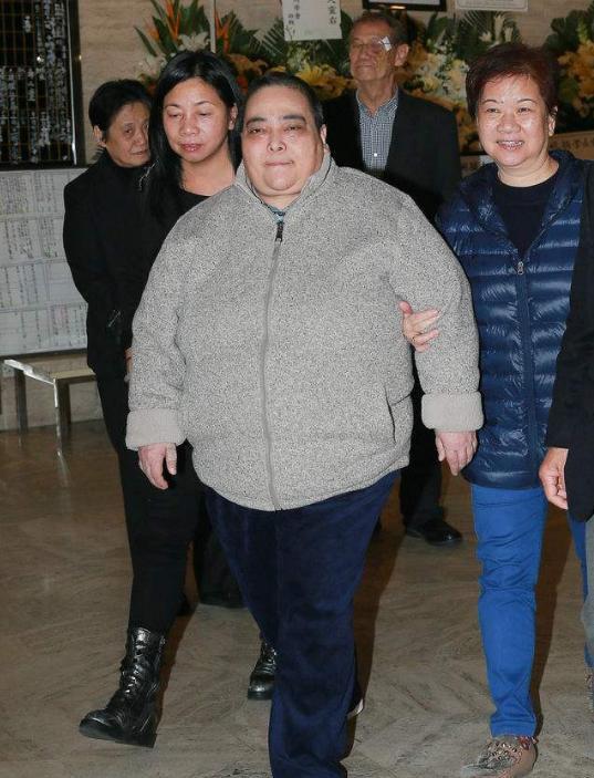 她是“澳门第一美人”的女儿，却长着男人相，身价百亿寄情宠物狗