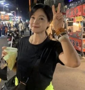 ​56岁女歌手方季惟近况曝光，单身至今无情史，坦言：女人靠自己最实在