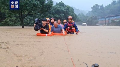 ​福建龙岩多条道路因塌方中断，网传山体滑坡下方是居民聚集区，当地称工作人员