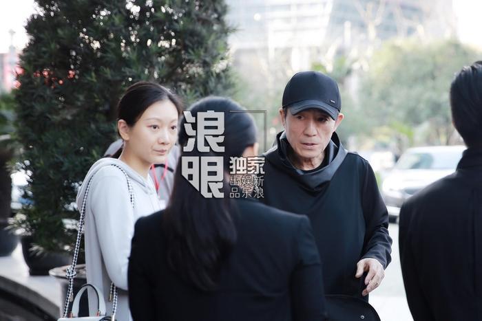 张艺谋小31岁娇妻近照曝光，长相白净可人，网友：我以为是他女儿