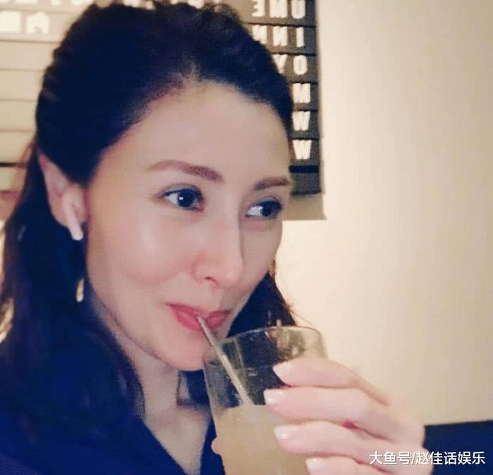 李嘉欣晒近照脸部僵硬有点吓人, 48岁“最美港姐”也老了