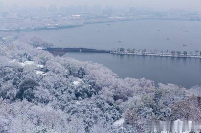 ​西湖断桥游客爆满，只为目睹“断桥残雪”，网友调侃：残雪早融了