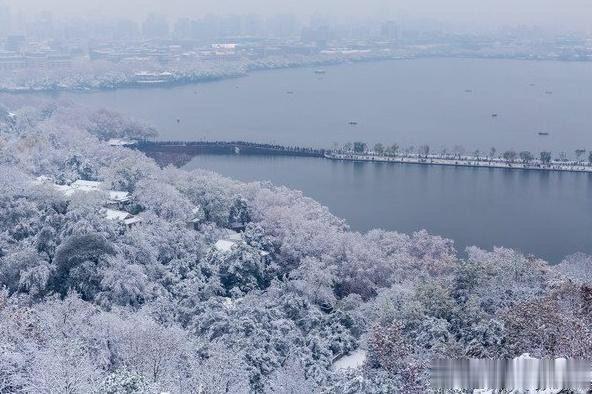 西湖断桥游客爆满，只为目睹“断桥残雪”，网友调侃：残雪早融了