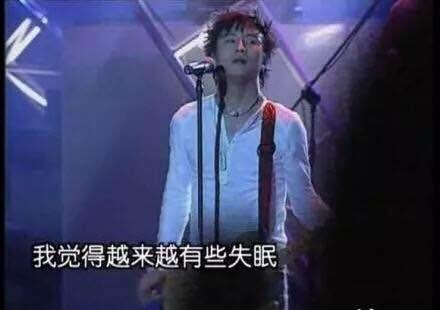 汪峰戴了38年眼镜，摇滚了20年，不带眼镜的时候，判若两人！